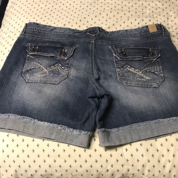 Shorts - Picture 3 of 3